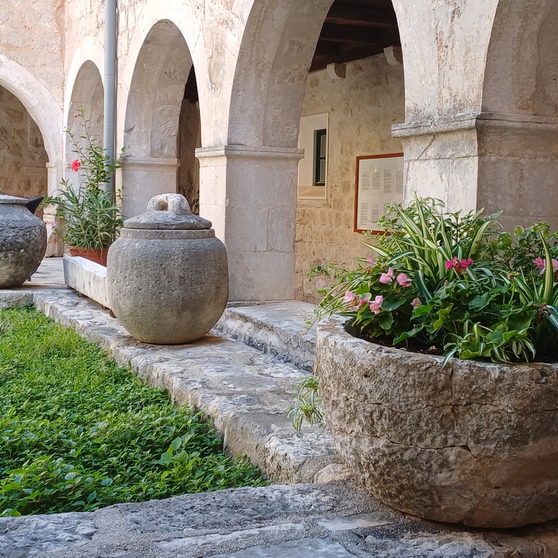 samostansko dvorišče