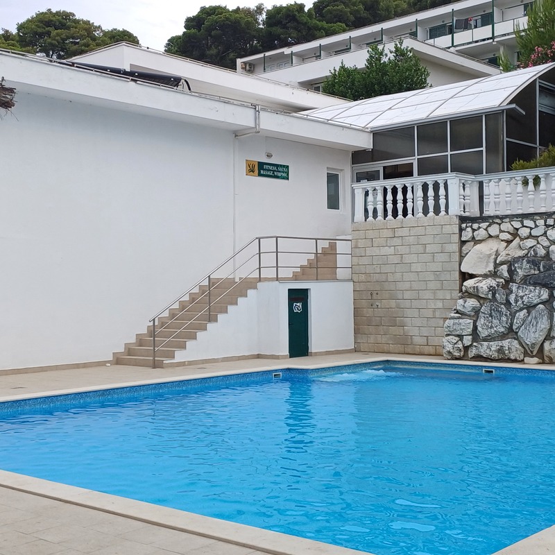 bazen ob hotelu Lavanda